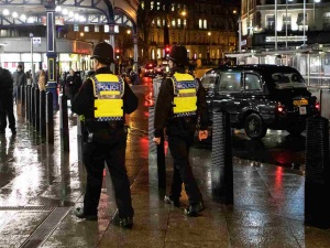 Manchester: Nożownik i auto jadące w tłum. Policjanci otworzyli ogień 