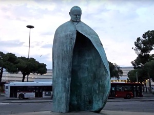 Pomnik Jana Pawła II w Rzymie zdewastowany. Pojawił się symbol sierpa i młota