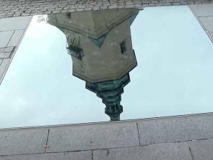 Lustro na chodniku za 86 tys. zł wywołało burzę. Autor Nieba Kielc odpowiada