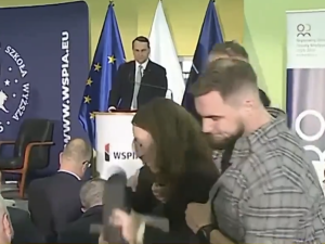Szokujące zdarzenie na konferencji Sikorskiego. Ochroniarze wynieśli kobietę zadającą pytania o Strefę Gazy