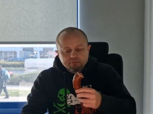 Mamy nagranie incydentu z kiełbasą podczas rozprawy Kaja Godek – Bart Staszewski