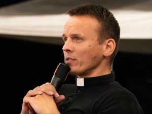 Nowa inicjatywa słynnego Księdza z Osiedla. Otwiera kawiarnię w dawnej agencji towarzyskiej