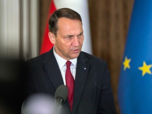 Skandaliczna decyzja Sikorskiego. Odznaczył niemieckiego historyka oskarżającego Polaków o współudział w Holokauście