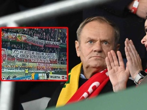 Litwa – Polska. Tak kibice powitali Donalda Tuska na trybunach