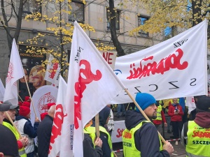 W Warszawie protestują pracownicy Enei zrzeszeni w Solidarności