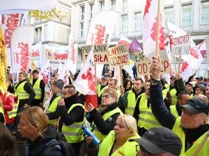Łapy precz od ZUZP. Solidarność protestowała w obronie pracowników Enei [FOTORELACJA]