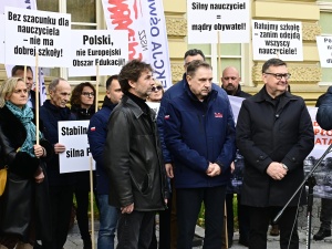Nie mamy powodu do świętowania. Przed KPRM w Warszawie pikietowali nauczyciele zrzeszeni w Solidarności. Wsparł ich Piotr Duda