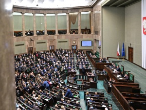 Spadek KO, wzrost PiS i duża niespodzianka w Sejmie. Najnowszy sondaż zaskakuje