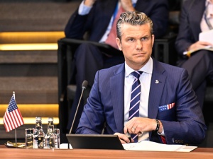 Awaryjne lądowanie samolotu. Na pokładzie sekretarz obrony USA 