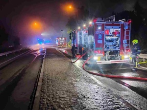  Pożar hali produkcyjnej w woj. pomorskim. Zamknięty odcinek drogi krajowej 