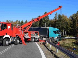 Tragedia na drodze. Ciężarówka zmiażdżyła auto nauki jazdy