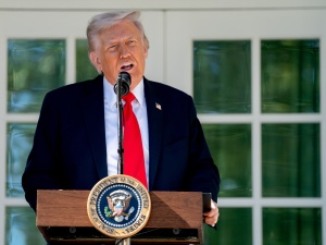 Bloomberg: Trump ma stanąć na czele planu pokojowego dla Ukrainy