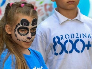W KO chcą zmian w 800 plus. Minister zabrała głos