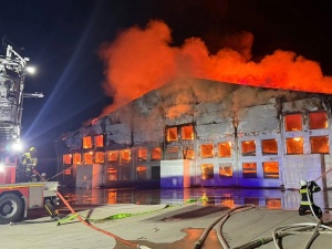 Płonie kurnik w Fałkowicach. Ogień pochłonął ponad sto tysięcy zwierząt