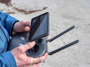 Dron Polskiej Grupy Zbrojeniowej spadł na auto Poczty Polskiej. Znane są przyczyny 
