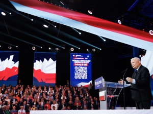 My od rana dyskutujemy nad programem, inni - nad nowym logo partii. Gorące komentarze z kongresu PiS