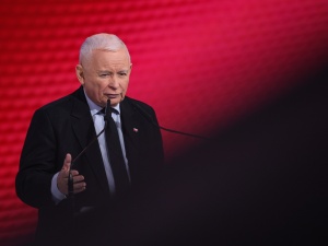 Sprzedanie gruntów pod CPK. Jarosław Kaczyński zawiesza dwóch posłów