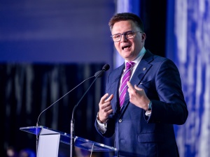 Kapitan Hołownia schodzi pierwszy z tonącego statku