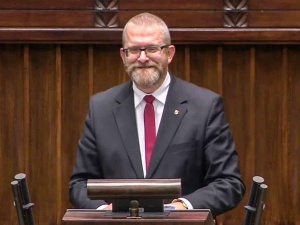 Wiele zależy od Brauna. Nowy sondaż partyjny