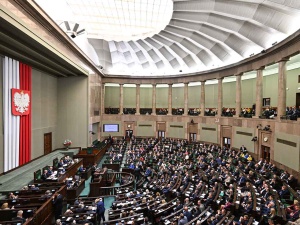 Wiele zależy od Brauna. Nowy sondaż partyjny