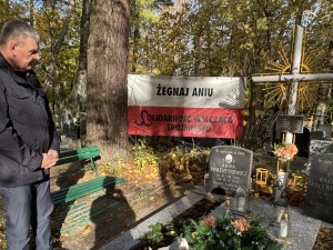 Solidarność pamięta. Grzegorz Adamowicz zapalił znicze na grobach Anny Walentynowicz, Macieja Płażyńskiego i Żołnierzy Niezłomnych
