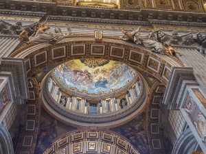 Nie trzeba mieszkać na stałe w Rzymie. Bazylika św. Piotra prowadzi nabór do służby liturgicznej