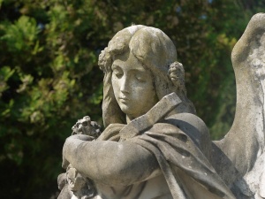 Wizyta na cmentarzu może skończyć się mandatem. Oto czego nie wolno robić