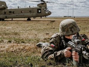 Najnowszy sondaż: Coraz mniej Polaków popiera przywrócenie poboru do wojska