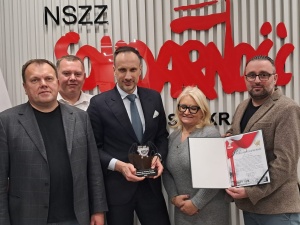 Zobowiązanie do obrony upadającej pod rządami Tuska Poczty Polskiej. Janusz Kowalski odebrał wyróżnienie od pocztowej S