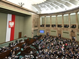 Najnowszy sondaż: 6 partii w Sejmie, KO minimalnie prowadzi, ale to prawica ma większość w Sejmie