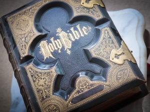 Cenzura Biblii, w tym opisu męki Chrystusa, na brytyjskim uniwersytecie