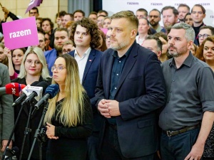 Posłowie Razem wyciągnęli karty w trakcie głosowania ws. Ziobry