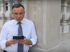 Pogarda 2.0 i ostry cień mgły. Boje Andrzeja Dudy z mediami i samym sobą