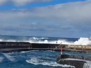 Potężne fale na Teneryfie przyczyną tragedii. Są ranni i ofiary śmiertelne