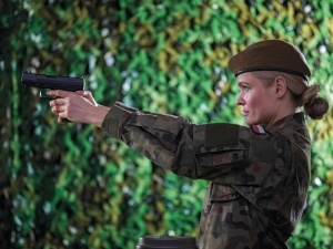 Obowiązek wojskowy nie powinien obejmować kobiet