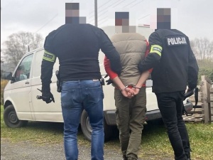 Próbował wciągnąć nastolatkę do auta. Reakcja świadka uratowała dziewczynę 