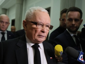 „NFZ bankrutuje, a premier z popcornem organizuje igrzyska”. Jarosław Kaczyński nie przebiera w słowach