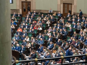 PiS i KO idą łeb w łeb, potężny spadek Konfederacji. Zobacz najnowszy sondaż