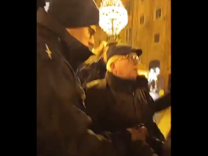 Wiesław Janowski, były działacz opozycji antykomunistycznej, siłą zatrzymany przez policję podczas Publicznego Różańca w Toruniu