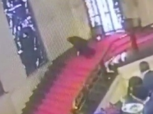 Wypadek w rzymskim ministerstwie. Przedstawiciel władz Sardynii zniszczył zabytkowy witraż [WIDEO]