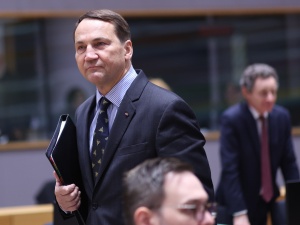 Sikorski: Polskie MSZ przekaże 100 mln dolarów na broń dla Ukrainy