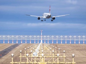 Drony nad lotniskiem i bazą wojskową. Wstrzymano ruch na dwie godziny