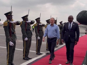 Burza po nagraniu Tuska w Angoli. Ekspert: Nie powinien decydować się na opuszczenie samolotu