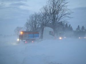 Podkarpacie sparaliżowane. Wiatr spycha auta z dróg, DK 28 zablokowana
