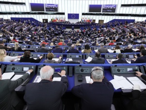 PE uderza w Węgry za „pogłębiający się kryzys praworządności”, w tym zakaz homoseksualnych parad