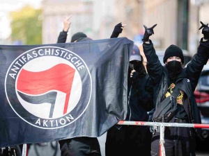 W Niemczech rozpoczął się proces członków Antify.  Atakowali ludzi młotkami