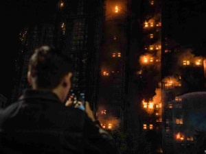 Płoną wieżowce w Hongkongu. Ludzie uwięzieni w budynkach