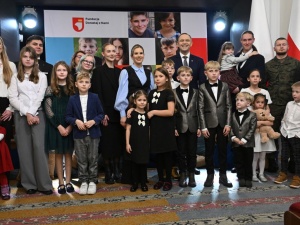 Wzruszające spotkanie w Belwederze. Dzieci poległych mundurowych odebrały dyplomy stypendialne