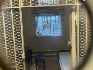 Przecięli kraty i uciekli na prześcieradłach. Spektakularna ucieczka w więzienia w Dijon