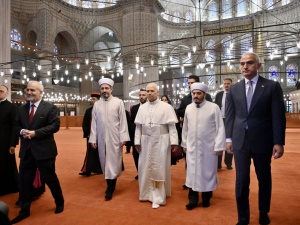 „W ciszy, w duchu medytacji i słuchania Leon XIV odwiedził Błękitny Meczet w Stambule 